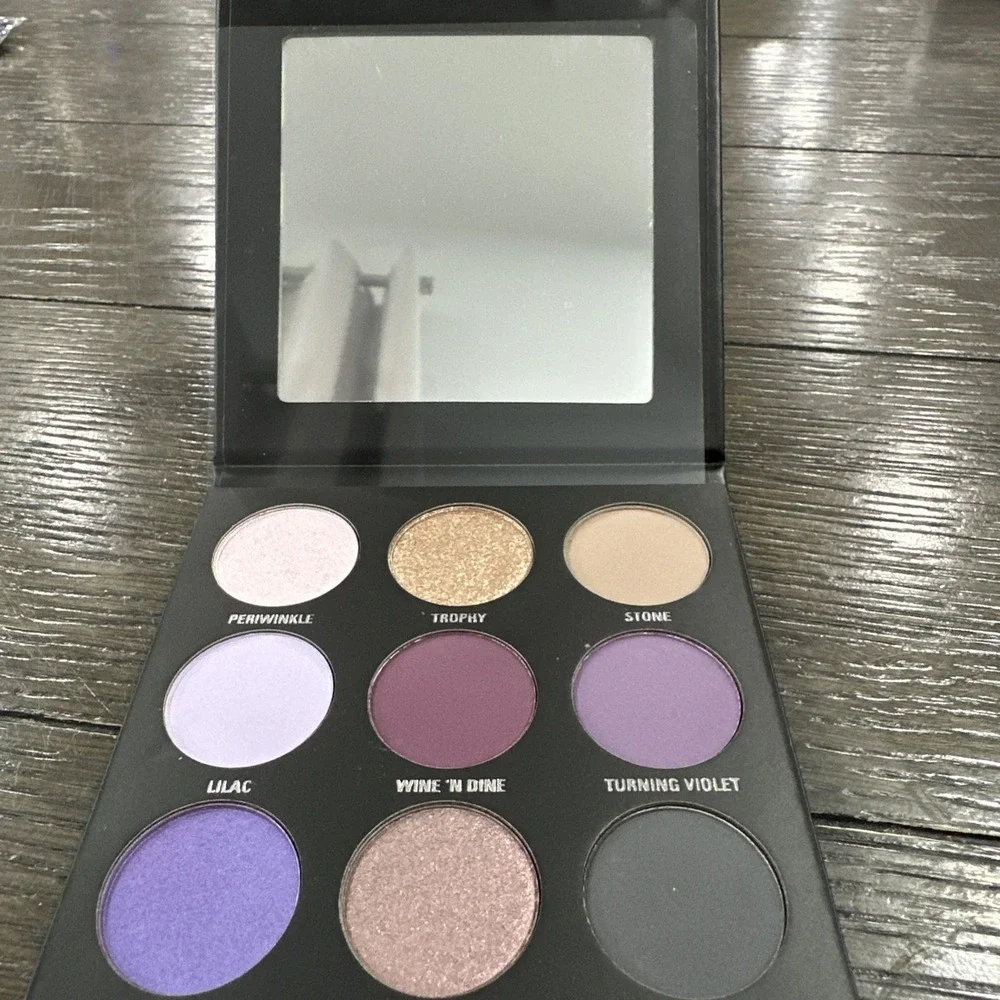 Kylie Jenner 9-Shade Pressed Powder Eyeshadow Palette‎ Matte